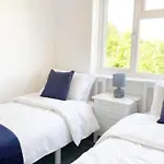 Bristol House Free Parking & Airport & M1 & Contractor